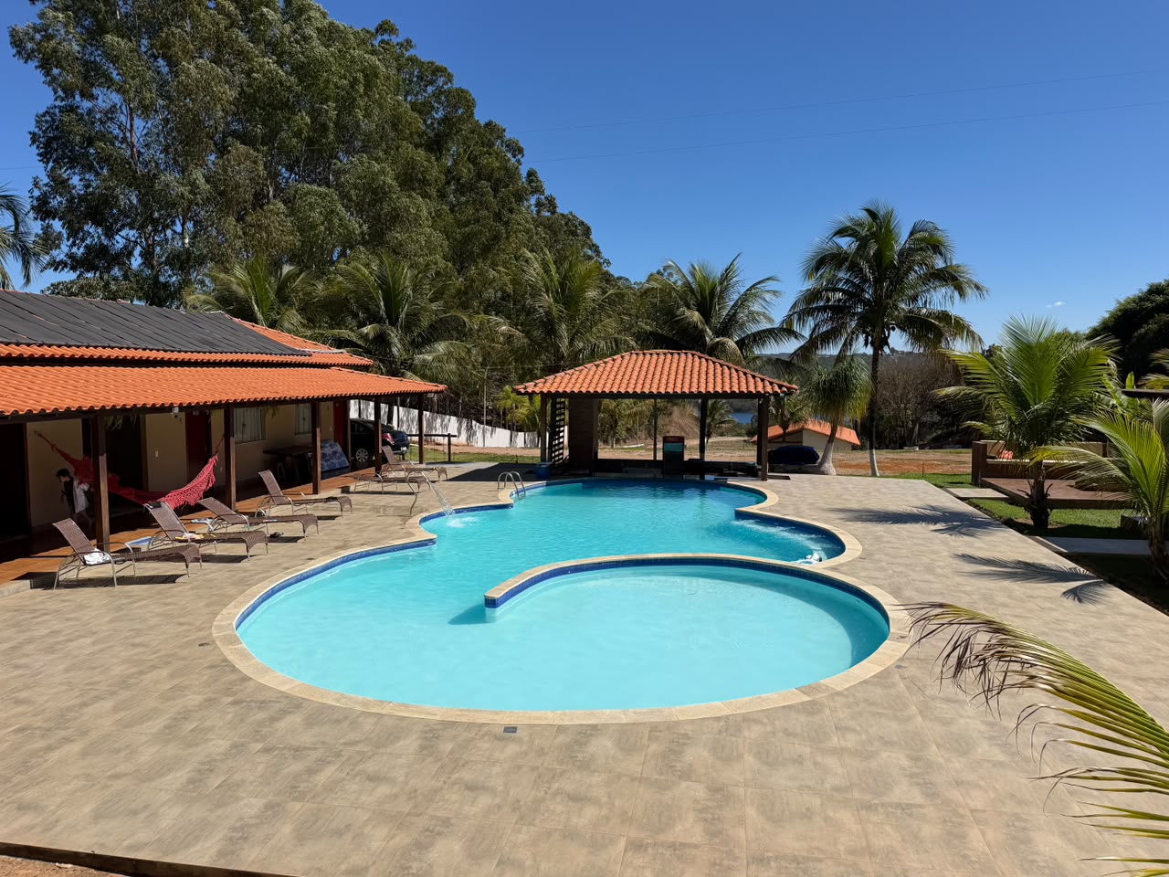 Vista frontal das piscinas do Rancho Tucunaré